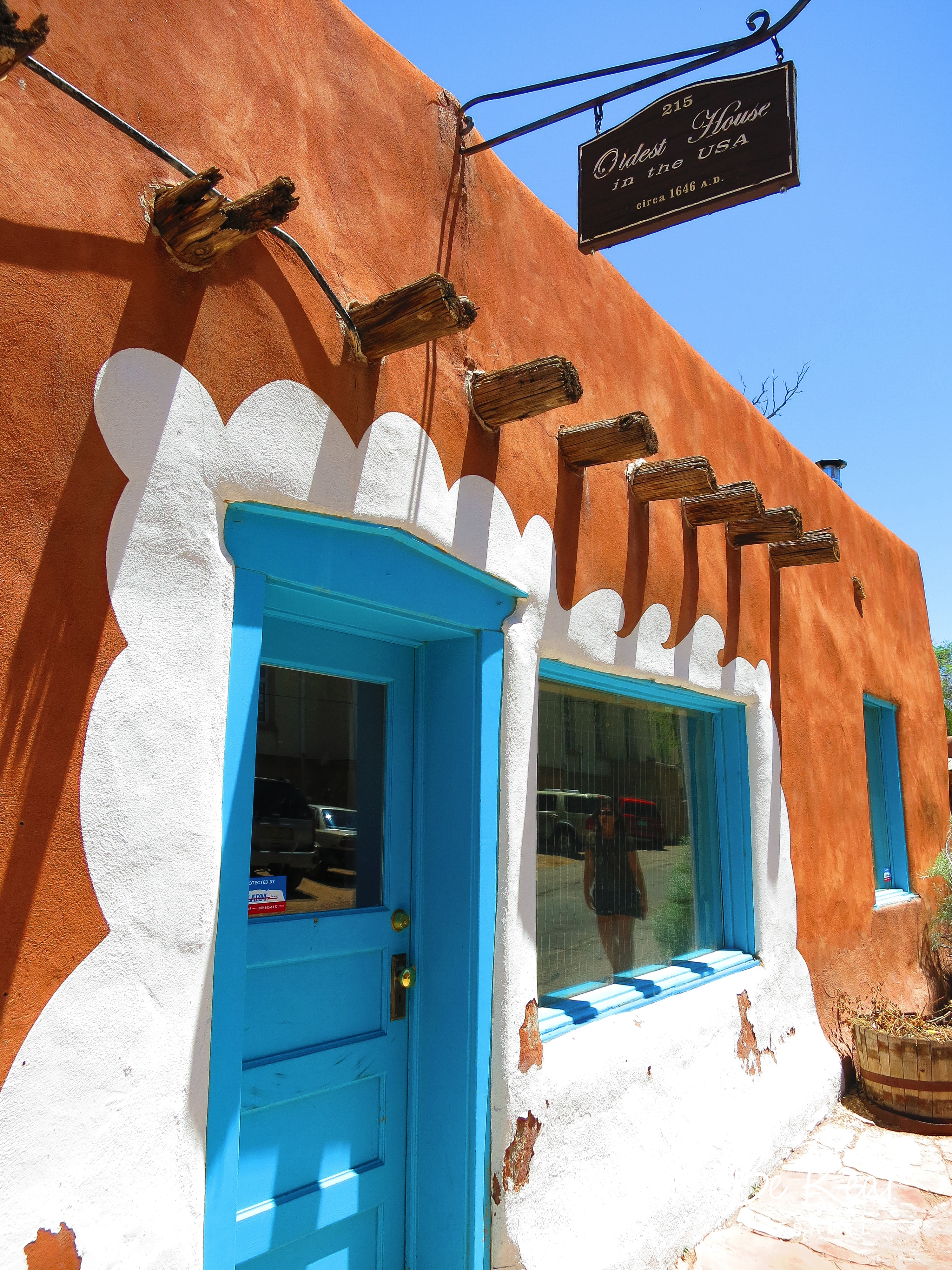 A store is accented by a sign that claims that the build is the oldest house in the USA in Santa Fe, New Mexico